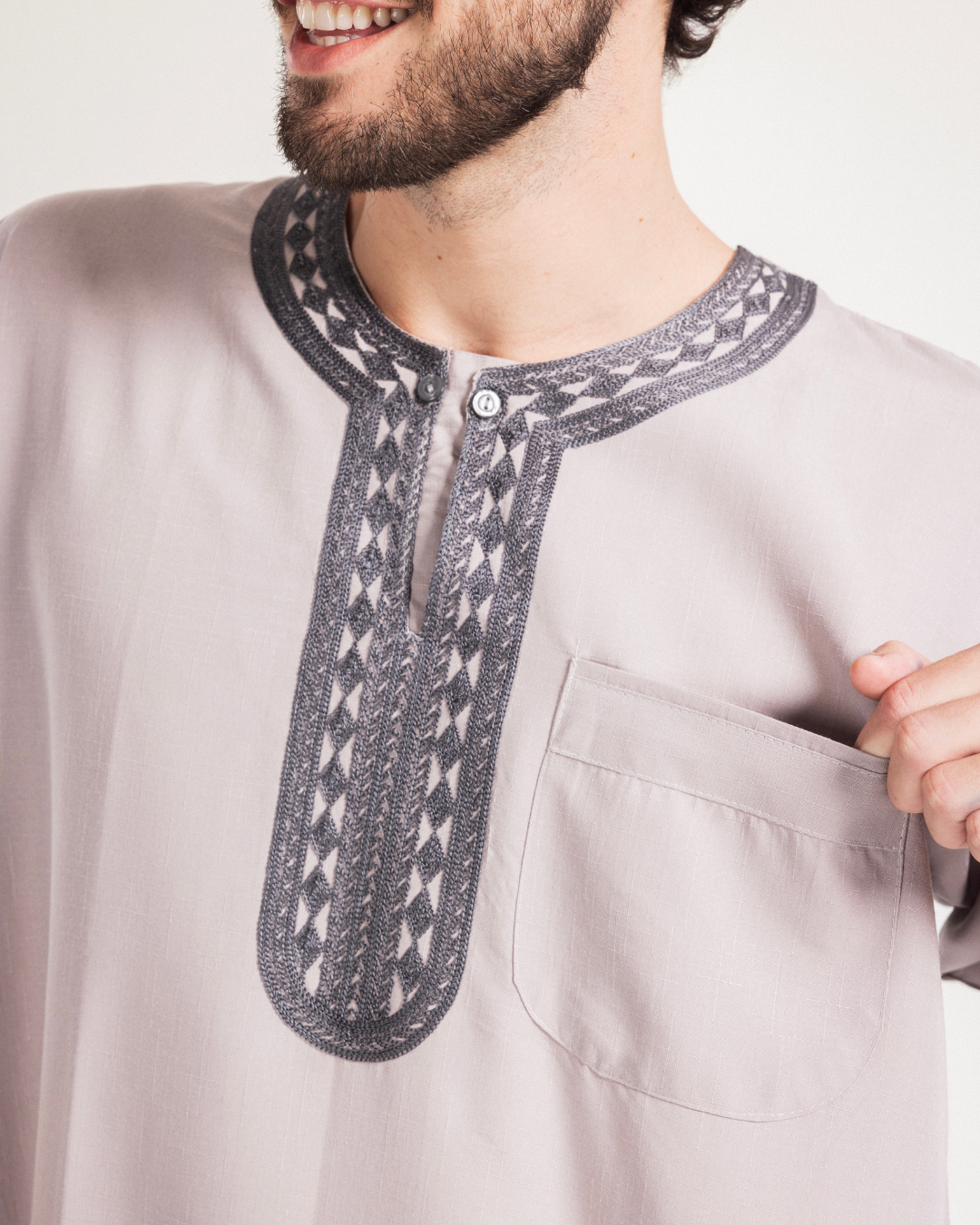 عبايه رجالي نص كم سادة مطرزة