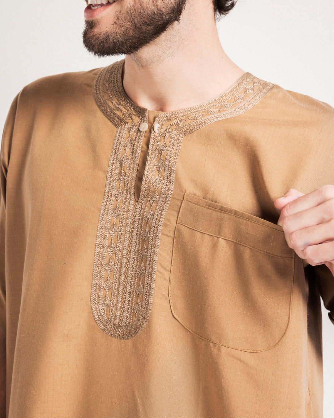 عبايه رجالي نص كم سادة مطرزة