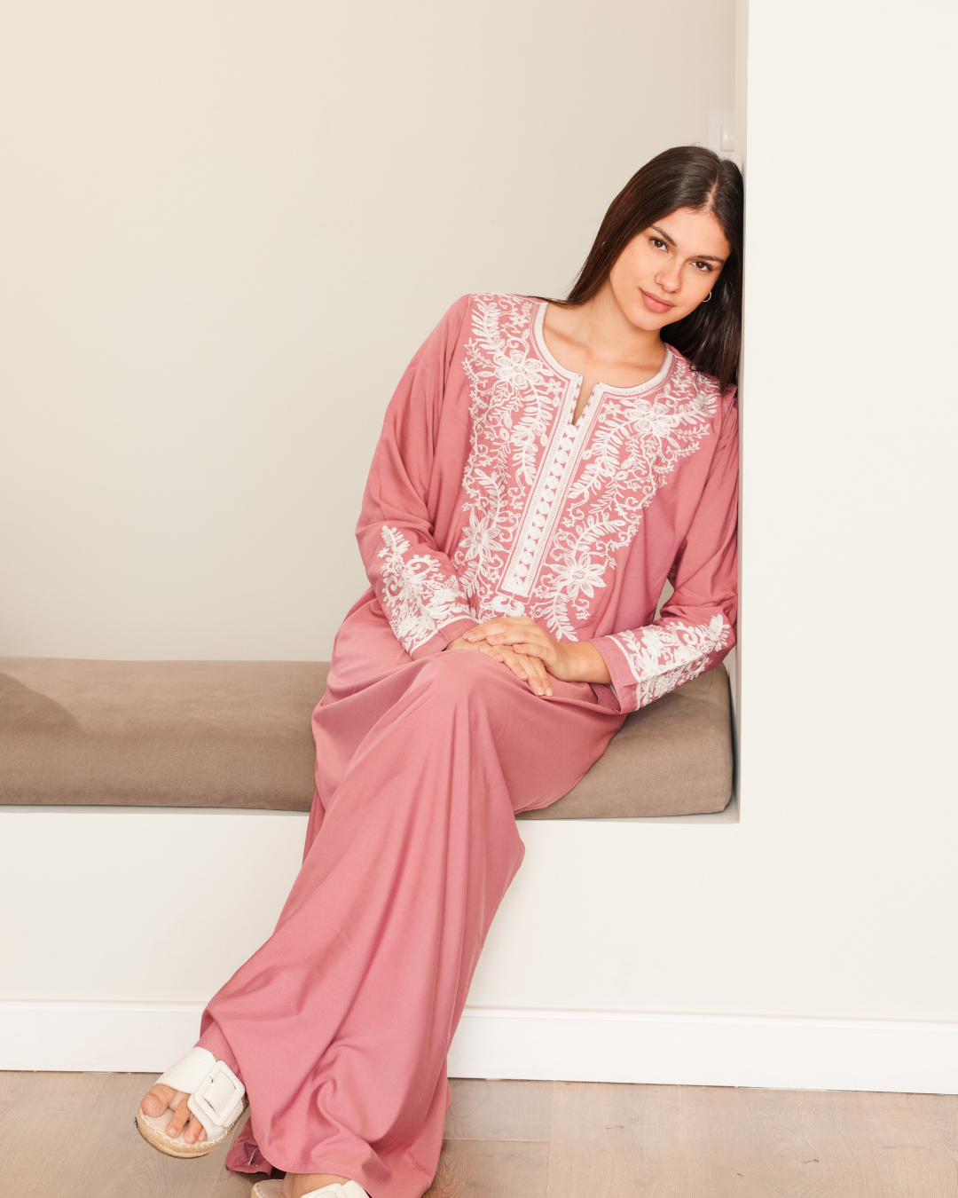 11 دراعة نسائي داكرون سادة مطرز بكم